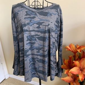 VINTAGE HAVANA camouflage print top. Bell sleeve.